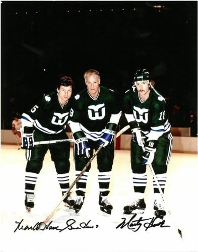 Gordie Howe, Mark Howe, s Marty Howe Dedikált 16x20 Kép 1 - Hartford Legénység (Színes)